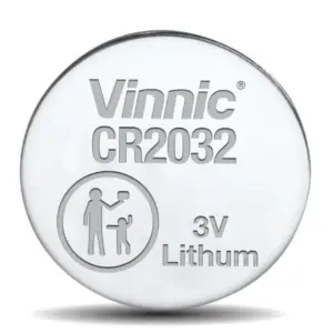 Recto d’une pile Vinnic CR2032 3 V ; produit vendu par plaquette de 20 piles