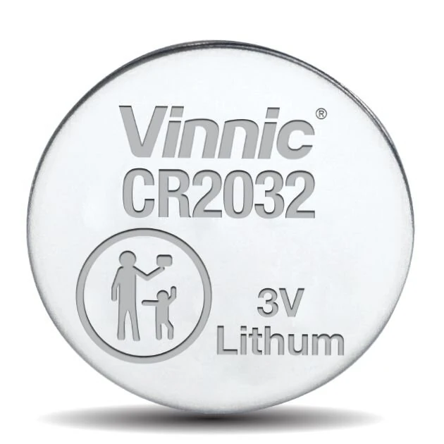 Recto d’une pile Vinnic CR2032 3 V ; produit vendu par plaquette de 20 piles